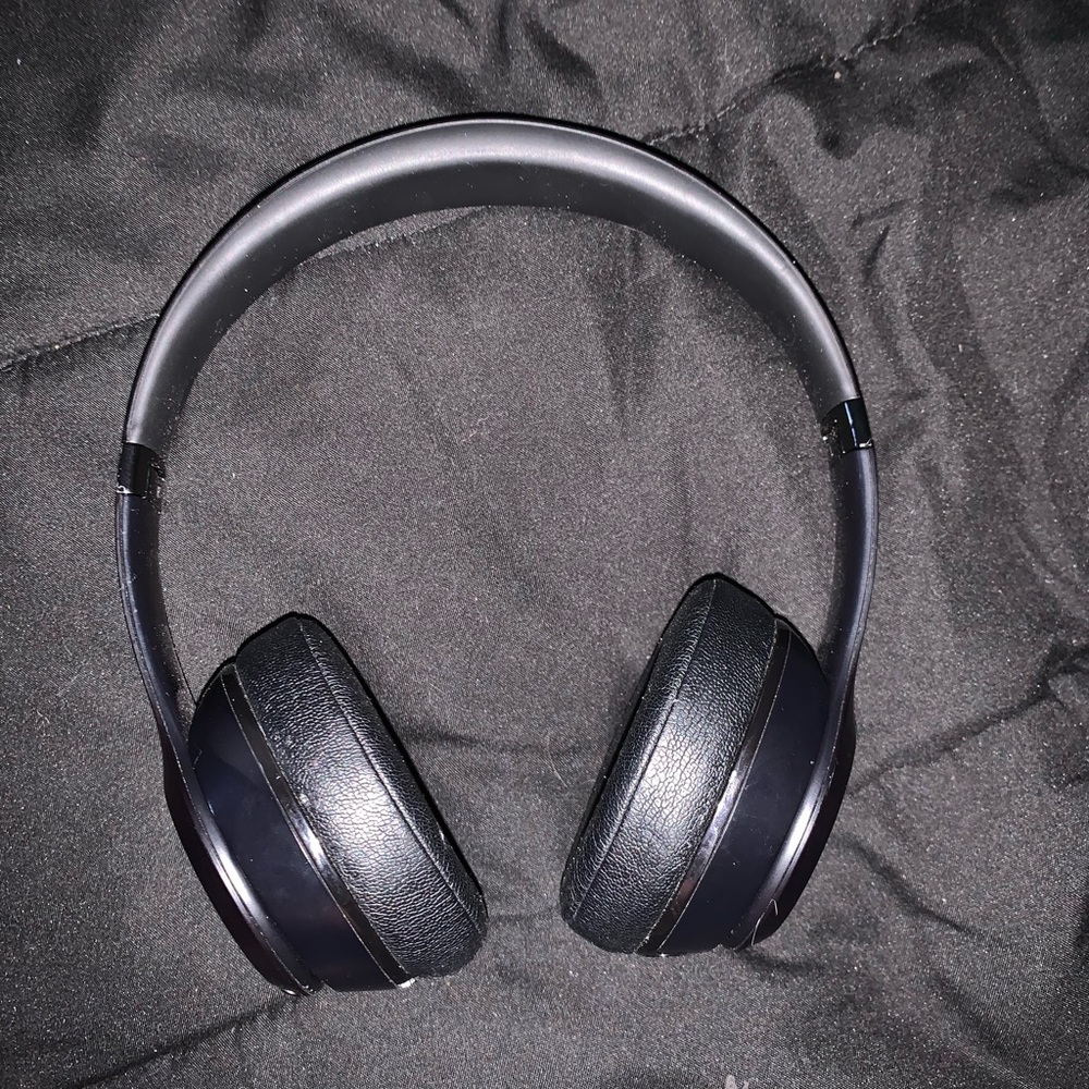 Beats solo3 wireless  black barely used works great just don’t use ur anymor